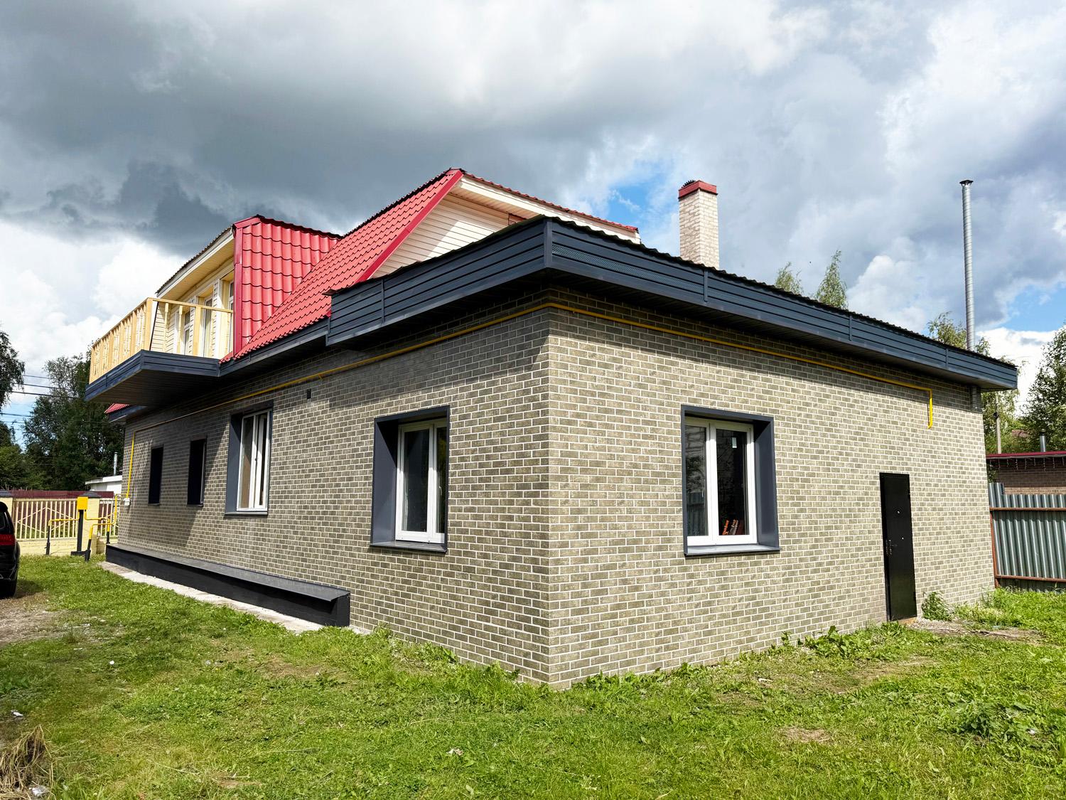 Санкт-Петербург, пос. Володарский (Сергиево). Коттедж 243 кв.м на участке 10 соток