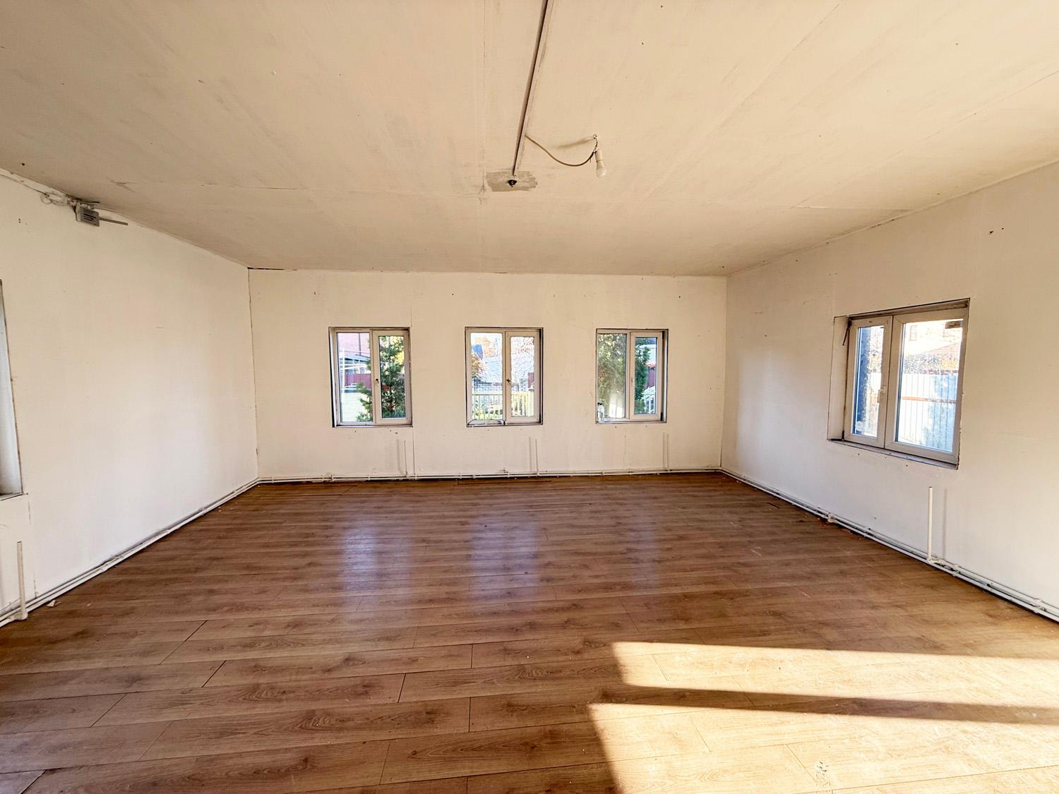 Санкт-Петербург, пос. Володарский (Сергиево). Коттедж 243 кв.м на участке 10 соток