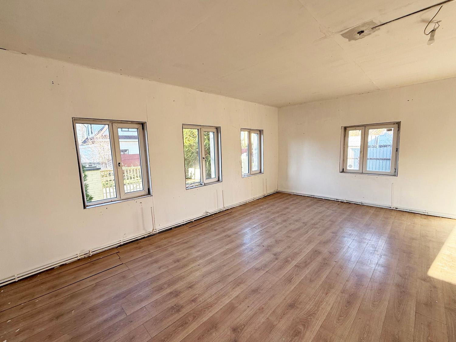 Санкт-Петербург, пос. Володарский (Сергиево). Коттедж 243 кв.м на участке 10 соток